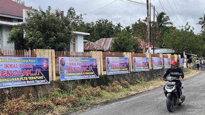 Sejumlah-spanduk-terpasang-di-sekita-rencana-pemba.jpg