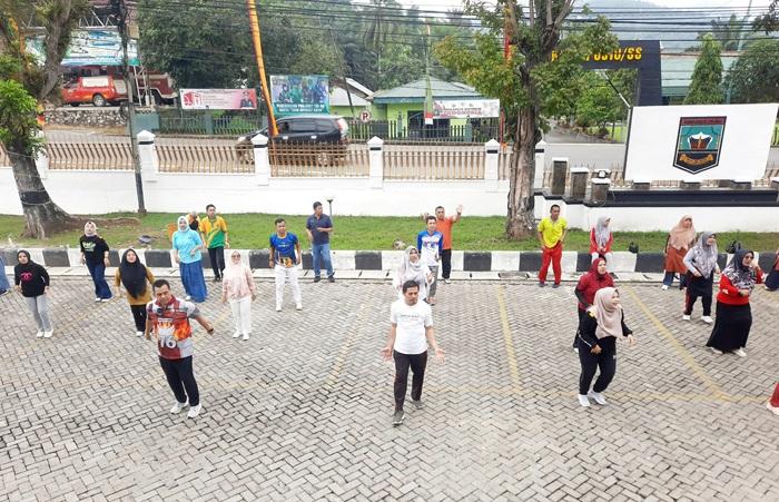 Sekda Sijunjung Pimpin Senam Pagi di Halaman Kantor Bupati, Diikuti Staf Ahli hingga Tenaga Non ASN