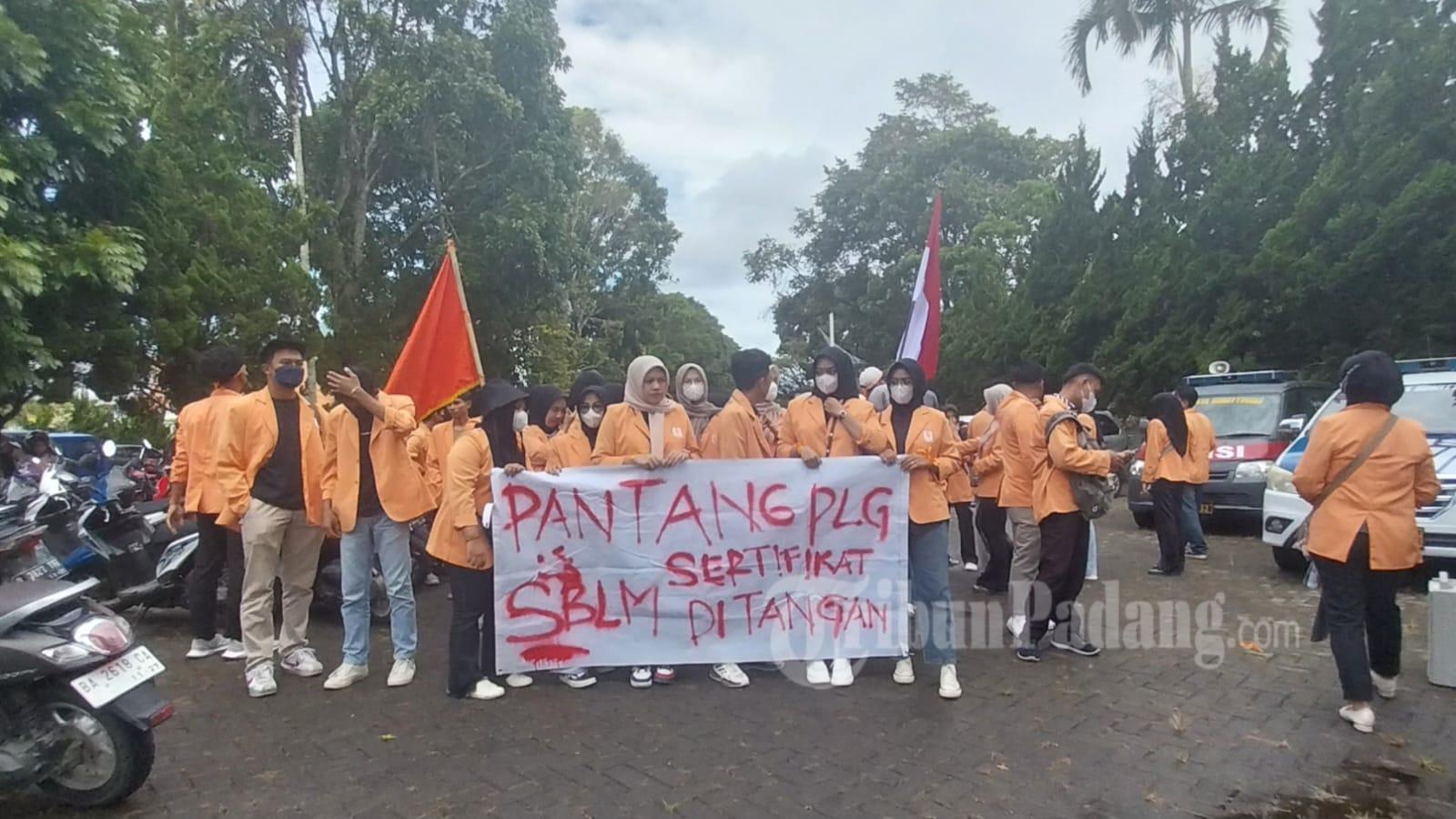 Sengketa Lahan dengan Pemko Bukittinggi Tak Kunjung Usai, Mahasiswa Fort De Kock Demo di Balai Kota