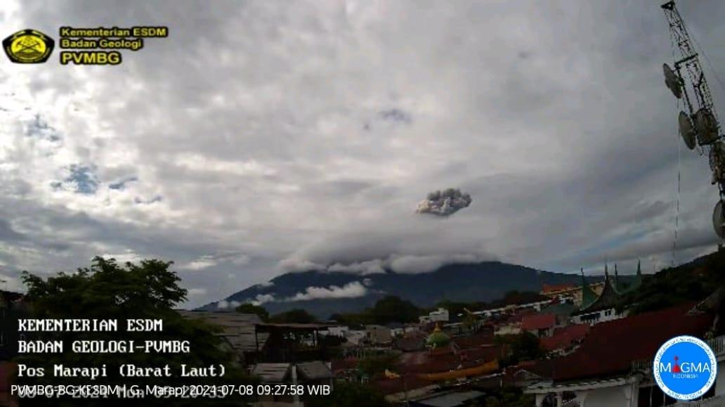 Gunung Marapi Erupsi Pagi Ini, Lontarkan Abu Vulkanik Setinggi 1.000 Meter