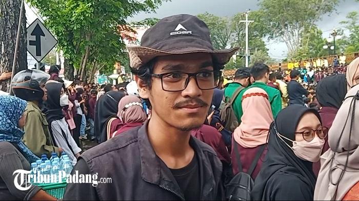 Seorang-mahasiswa-bernama-Iqbal-menjadi-relawan.jpg
