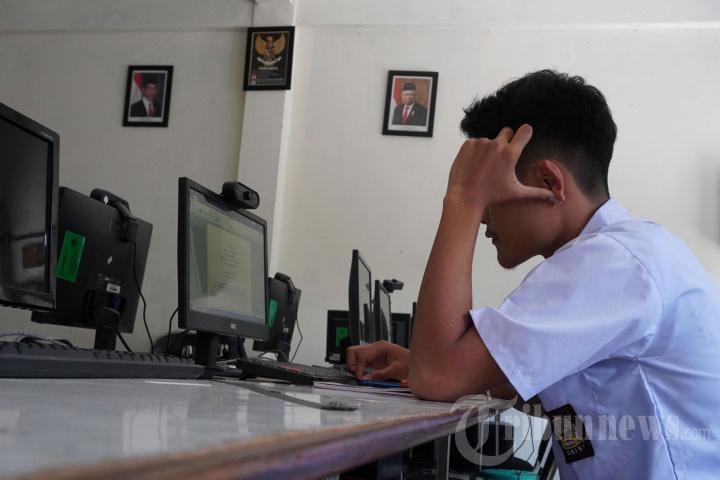 Seorang-murid-mengikuti-kegiatan-belajar-mengajar-di-Ruang-Laboratorium-Komputer-SMP.jpg