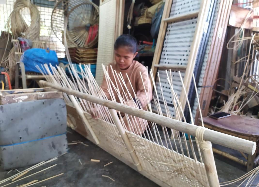 Seorang-perajin-membuat-anyaman-rotan.jpg