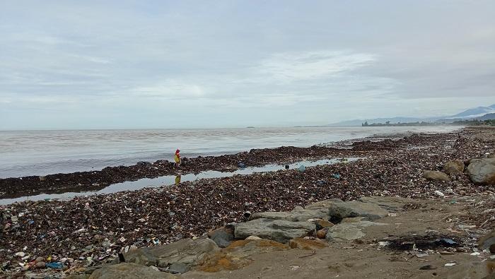 Setelah-Diguyur-Hujan-Semalaman-Sampah-Menggunung-di-Pantai-Muaro-Lasak-Padang.jpg