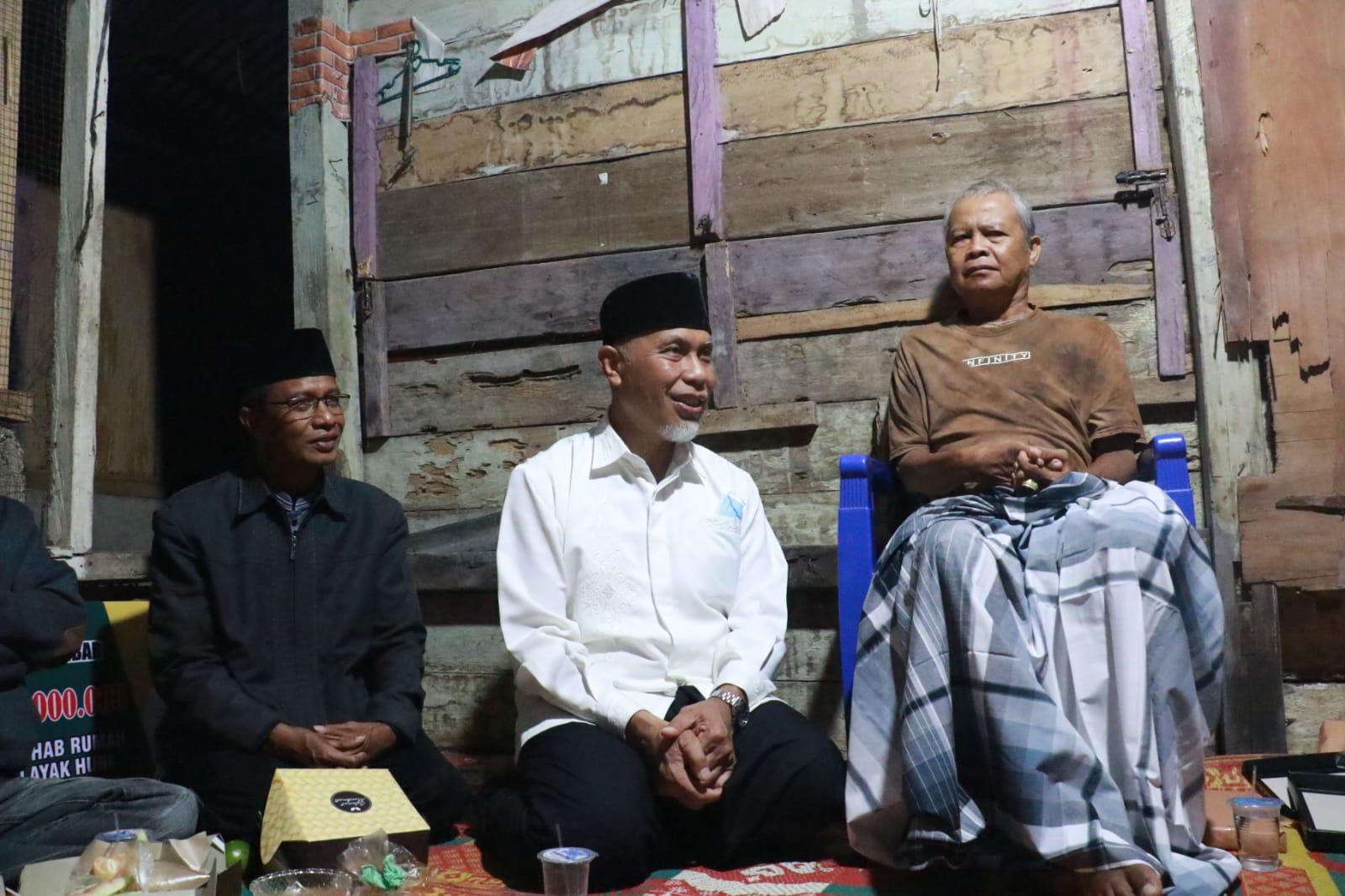 Singgah-Sahur-di-Sungai-Lundang-Gubernur-Mahyeldi-Salurkan-Bantuan-Untuk-Warga-Pra-Sejahtera.jpg
