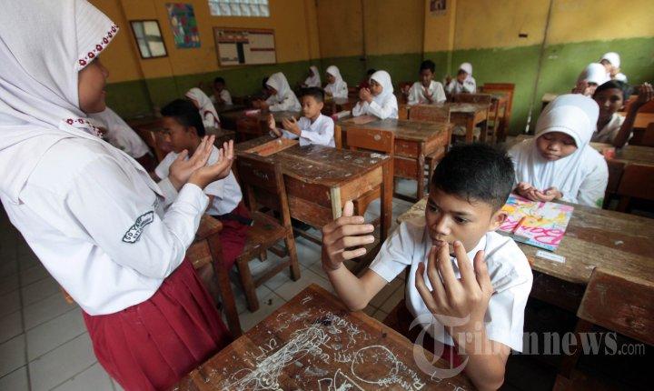 Siswa-berdoa-bersama-setelah-menyelesaikan-Ujian-Sekolah-SD.jpg