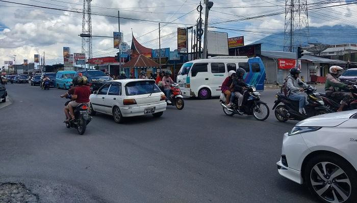 Situasi-arus-lalu-lintas-di-Simpang-Tanjung-Alam-Biaro-Gadang-Kabupaten-Agam-Sumbar.jpg