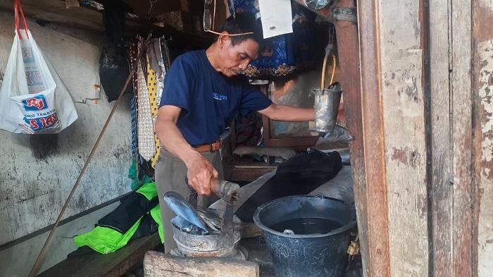 Sosok-Darul-Zaman-Satu-satunya-Penyedia-Jasa-Gosok-Setrika-Arang-di-Padang-Teater.jpg