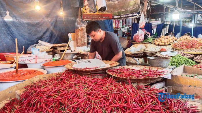 Stok-cabai-merah-di-Pasar-Raya-Padang-sedikit-akibatnya-harga.jpg