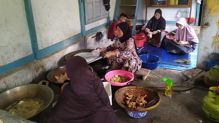 Suasana-dapur-umum-Yayasan-APN-saat-meny.jpg