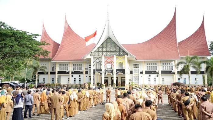 Suasana-kegiatan-apel-pagi-di-halaman-Kantor-Bupati-Solok-Selatan.jpg