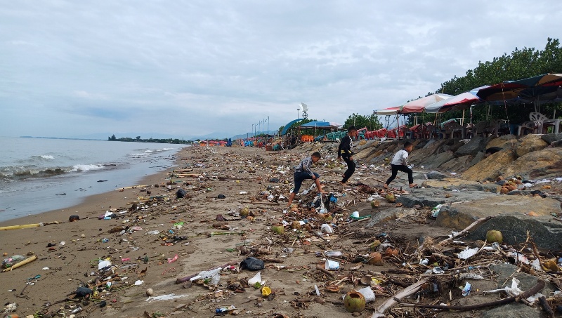 Suasana-pantai-Padang-Sumatera-Barat-dipenuhi-sampahberserakan-Senin-1012022.jpg
