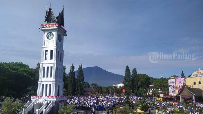 Suasana-pelataran-Jam-Gadang-yang-dipenuhi-masyarakat.jpg