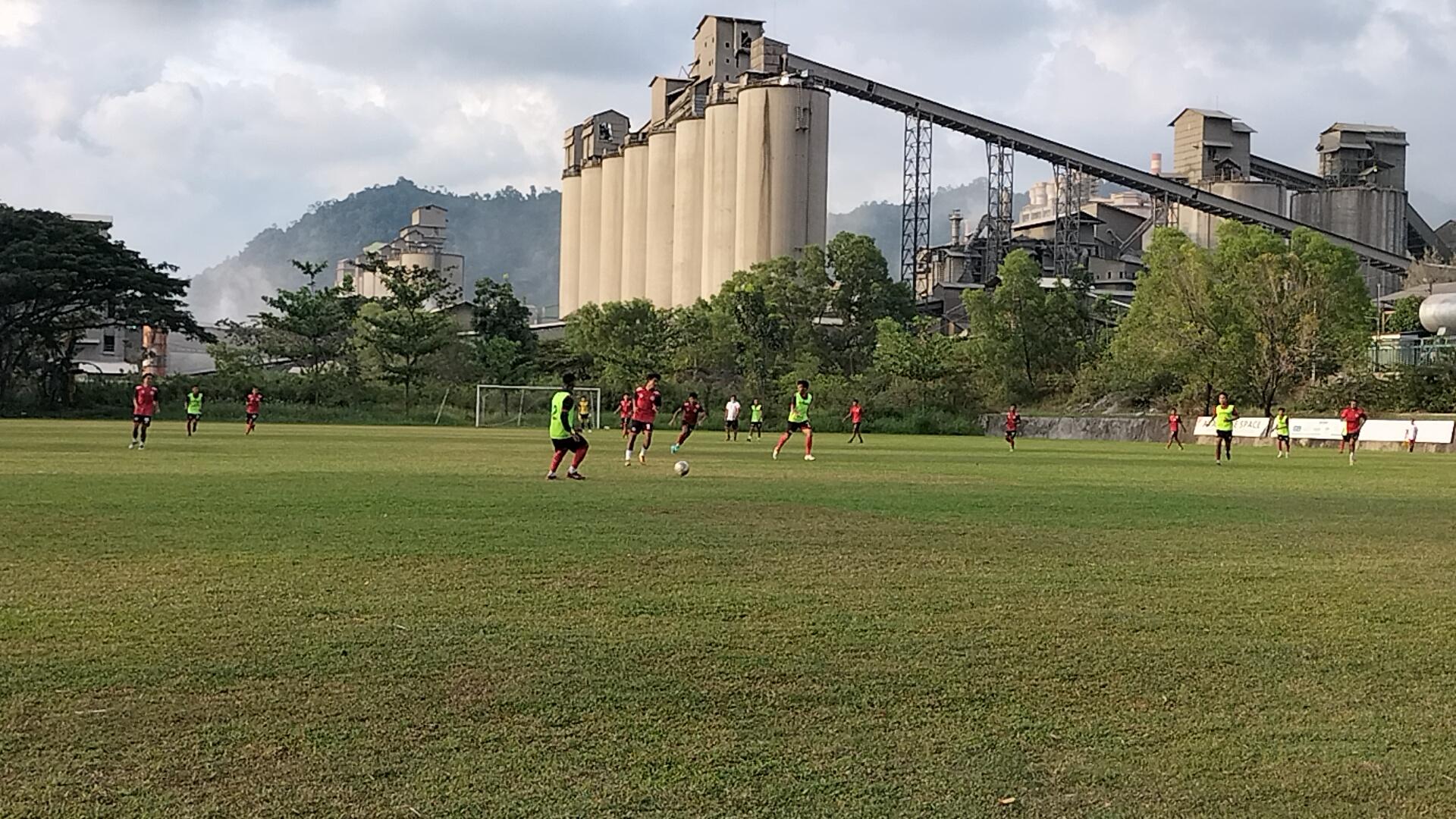 Suasana-pemain-Semen-Padang-FC-sedang-melakukan-latihan-di-lapangan-Mess-Indarung.jpg