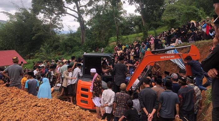 5 Korban Disambar Petir di Sijunjung Dimakamkan dalam Satu Liang Lahat, Penggalian Pakai Alat Berat