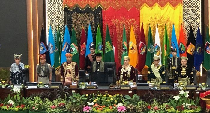 Suasana-rapat-paripurna-Hari-Jadi-Provinsi-Sumbdbaju-adat-Minangkabau.jpg
