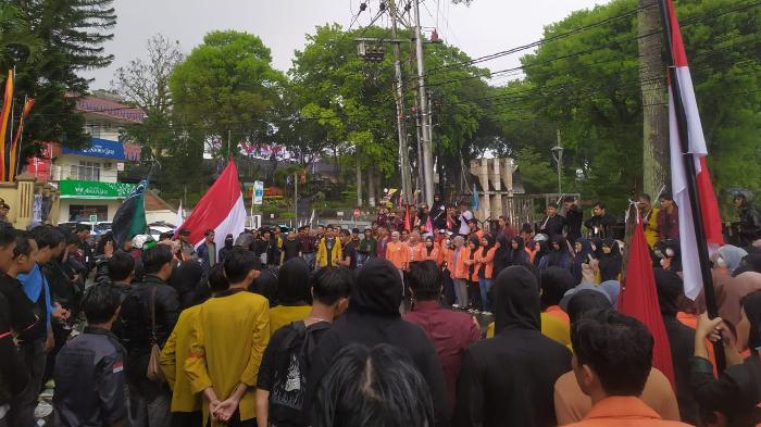 Suasana-ratusan-mahasiswa-dari-berbagai-kampus-di-Bukittinggi.jpg