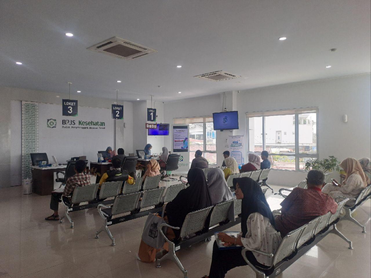 Suasana-ruang-pelayanan-BPJS-Cabang-Bukittinggi-beberapa-waktu-lalu.jpg