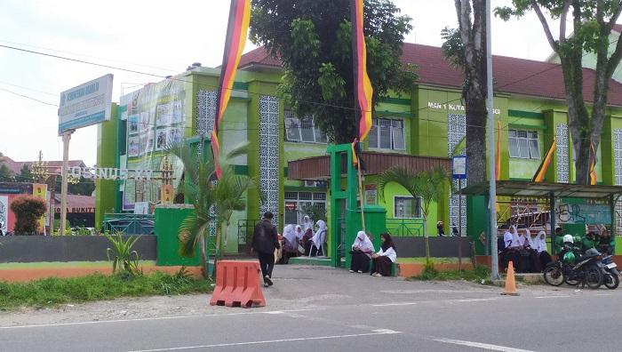 Suasana-saat-pulang-PBM-di-salah-satu-sekolah-di-Kota-Bukittinggi.jpg