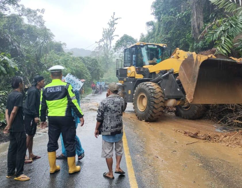 TANAH-LONGSOR-Petugas-dari-Sadlu-lindpohon-tumbang.jpg