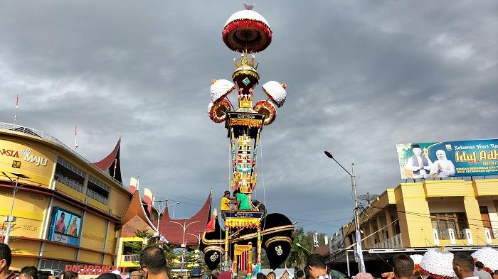 Tabuik-Naiak-Pangkek-ialah-salah-satu-prosesi-pada-Festival-Budaya-Hoyak-Tabuik-Pariaman-2022.jpg