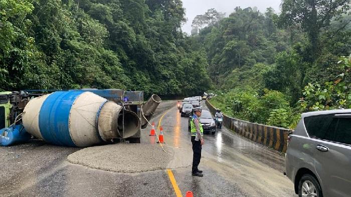 Truk-Molen-Terguling-di-Silaing-Padang-Panjang-Semen-yang-Dibawa-Tumpah-ke-Jalan.jpg
