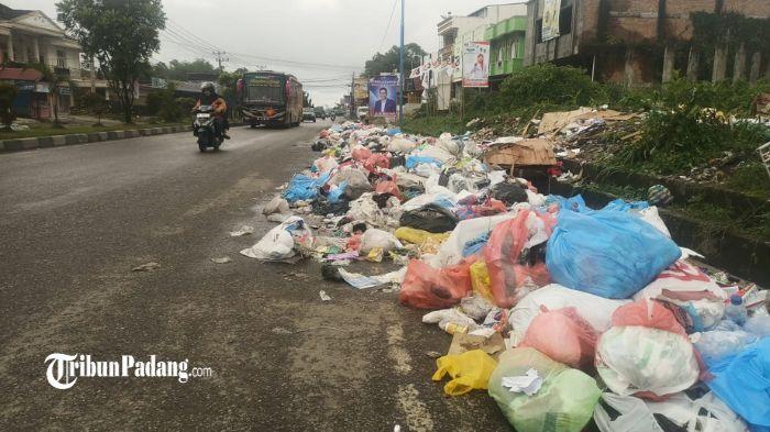 Tumpukan-sampah-di-kawasan-Jalan-Bypass-Pulai-Anak-Air-di-dekat-Gudang.jpg