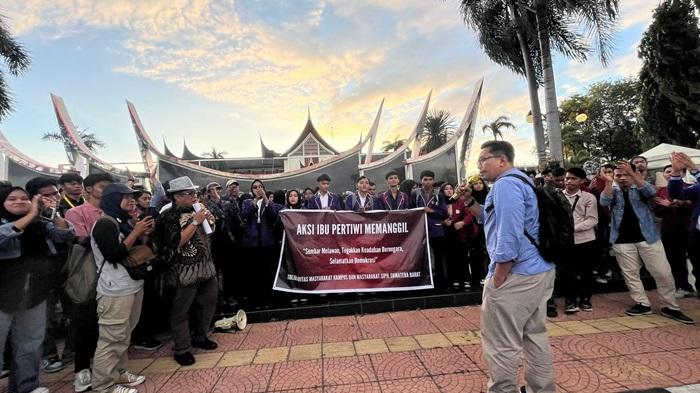 Unjuk-rasa-akademisi-dari-berbagai-kampus-di-Sumatera-Barat-Sumbar-fh.jpg