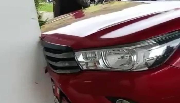 VIRAL-Perusakan-Mobil-Dinas-di-Padang-Panjang-Dibenturkan-ke-Dinding-Rusak-Depan-Belakang.jpg