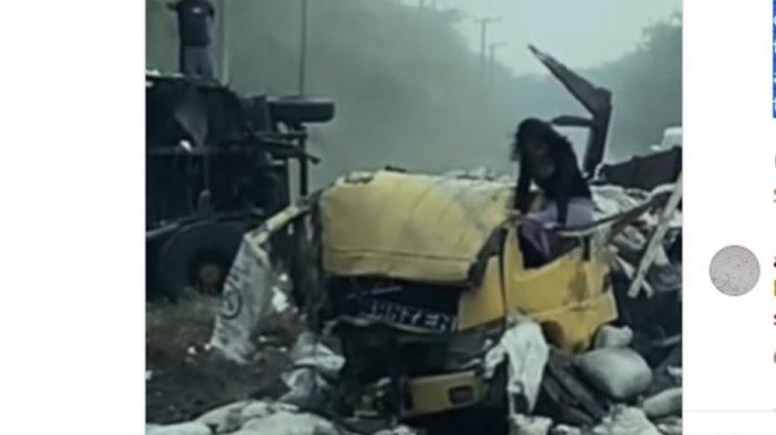 VIRAL Seorang Balita Merangkak Keluar dari Kolong Truk yang Alami Kecelakaan di Lampung