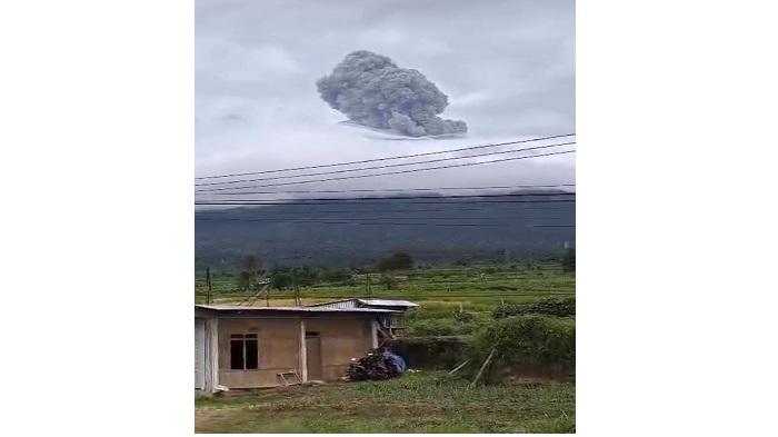 Visualisasi-Gunung-Marapi-saat-terjadi-erupsi-Sabtu-832025-pagi.jpg