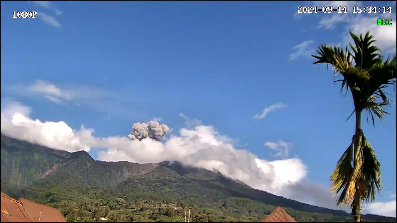 Abu Vulkanik Gunung Marapi Sumbar ke Arah Tanah Datar Setelah Erupsi Sabtu Sore