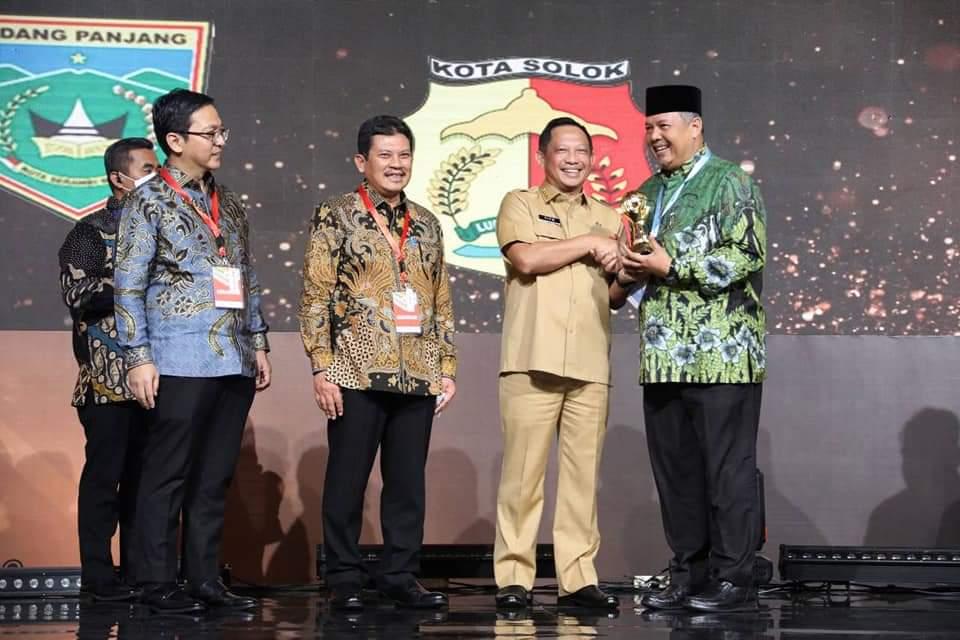 Wako-Solok-Zul-Elfian-Umar-saat-menerima-penghargaan-UHC-Award-di-Jakarta-Selasa-1432023.jpg