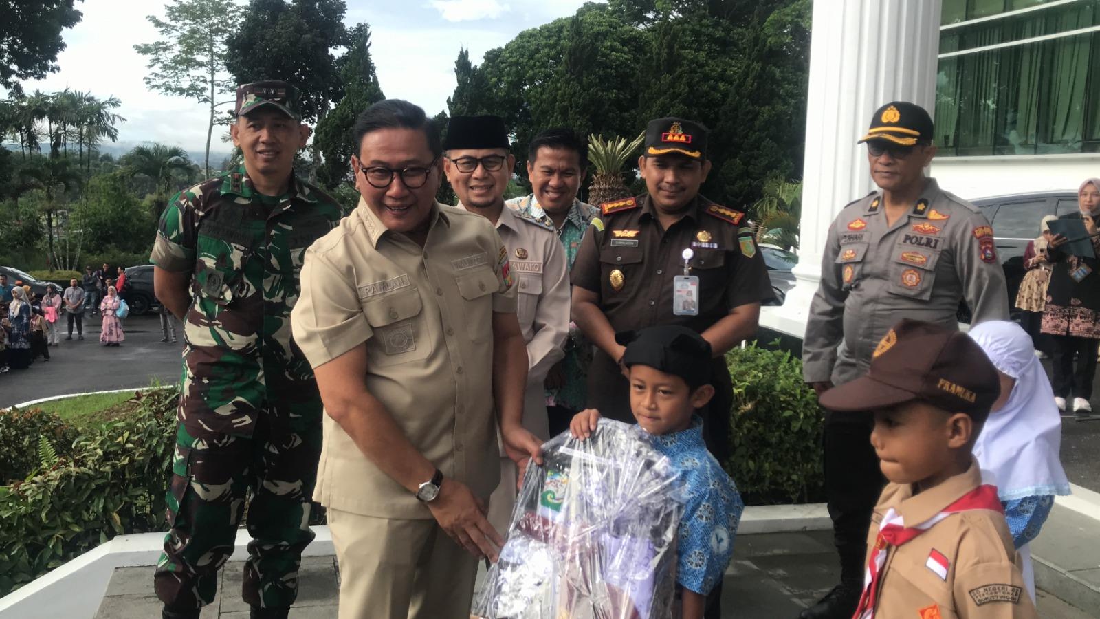 Seragam Sekolah Gratis untuk Siswa SMP di Bukittinggi Diserahkan Akhir September 2025