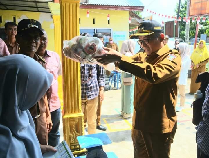 Wali-Kota-Hendri-Septa-berkunjung-ke-Bank-Sampah-Bunda-Kreatif-di-Komplek-PU-RT-03-RW-04.jpg