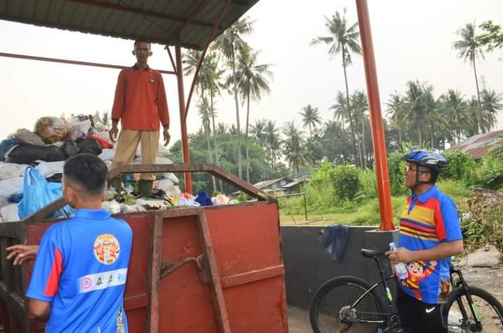 Wali-Kota-Padang-Hendri-Septa-saat-meninjau-tempat-pembuangan-sampah-Minggu-9102023.jpg
