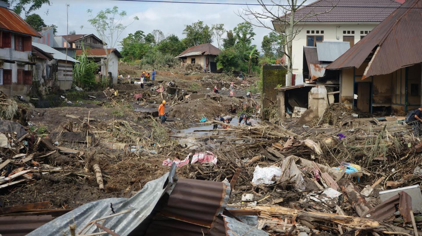 Warga-dan-tim-gabungan-menyisir-sejumlah-areal-banjir-bandang-di-Galuang-Sungai-Puar-Agam-Sumbar.jpg