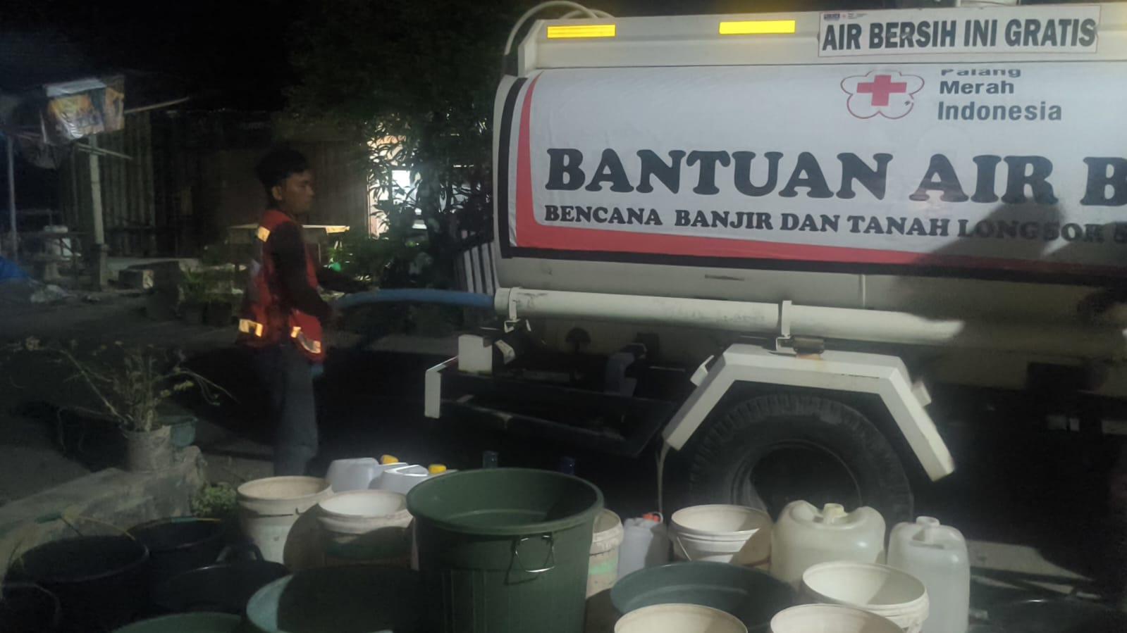 Warga-masih-bergantung-pada-bantuan-mobil-tangki-air.jpg