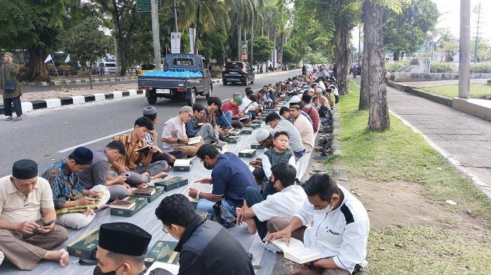 Warga-yang-ikut-buka-bersama-dari-Raja-Salman-Arab-di-sekitaran-Masjid-Raya-Sumbar.jpg