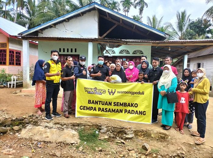 Waroeng-Steak-Shake-memberikan-bantuan-sembako-kepada-korban-gempa-di-Pasaman.jpg