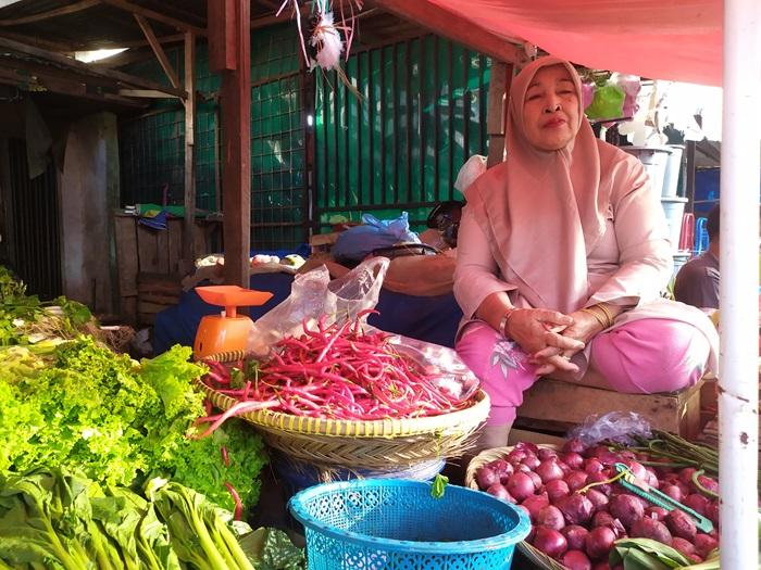 Wati-salah-seorang-pedagang-bahan-pokok-di-Pasar-Bawah.jpg