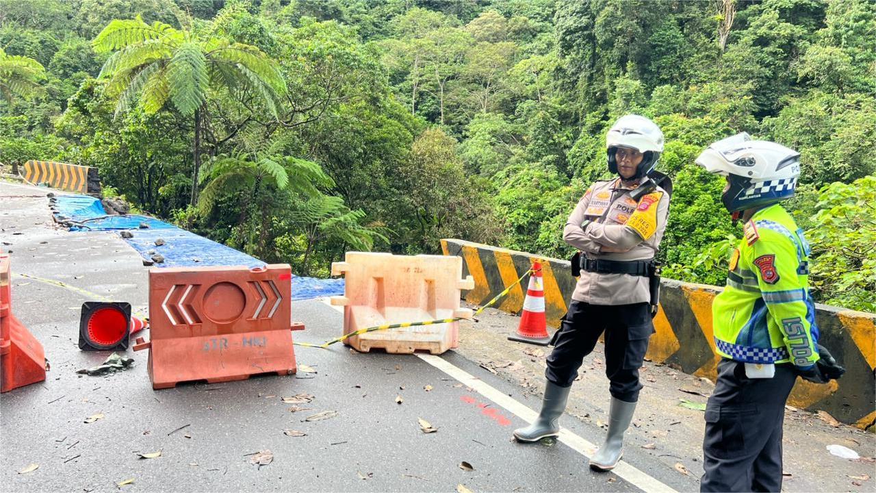 3 BERITA POPULER SUMBAR: Akses Padang-Bukittinggi Dibuka, Relokasi Mentawai dan Tangis Korban Galodo