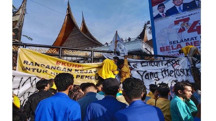 Tak Bisa Ketemu Anggota Dewan, Massa Aksi Tolak KUHP Segel Kantor DPRD Sumbar