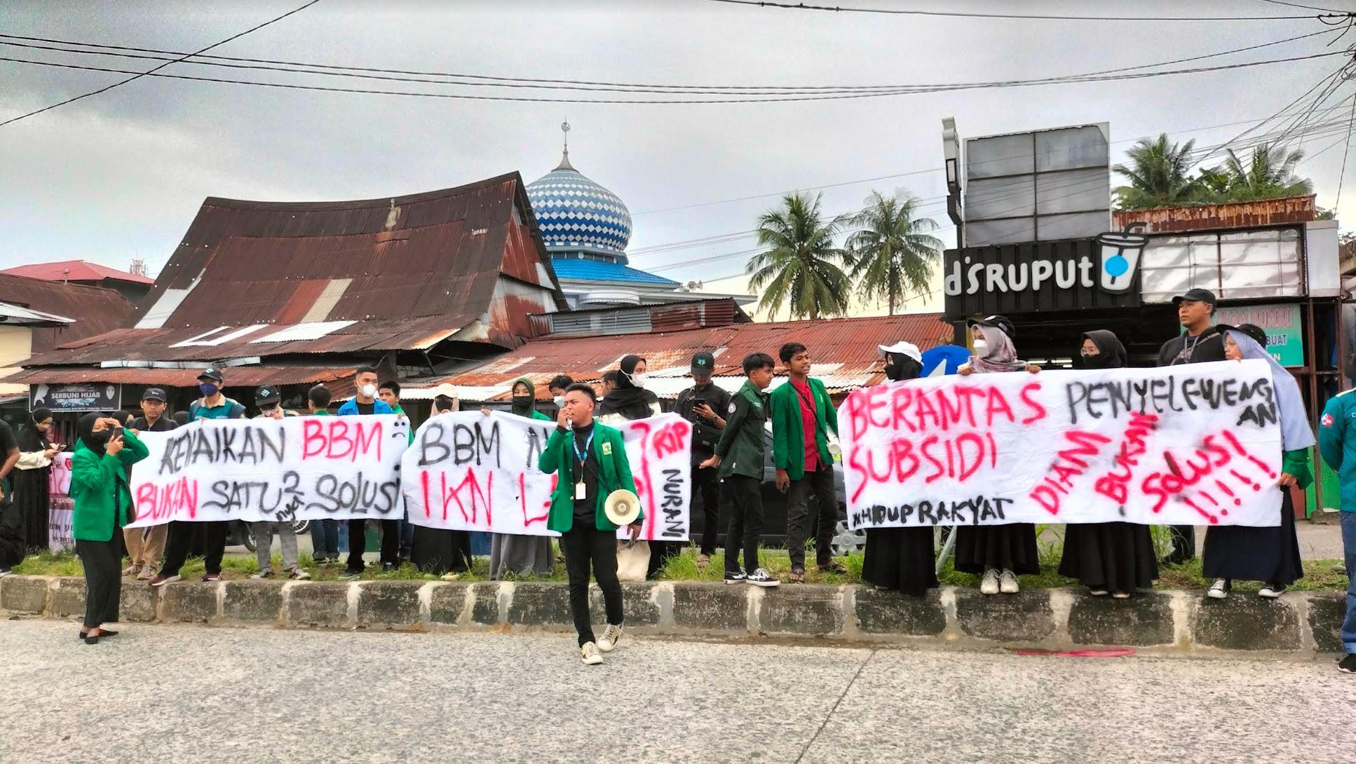 Buntut Kenaikan Harga BBM, Puluhan Mahasiswa Unand Gelar Aksi Mimbar Bebas di Simpang Pasar Baru