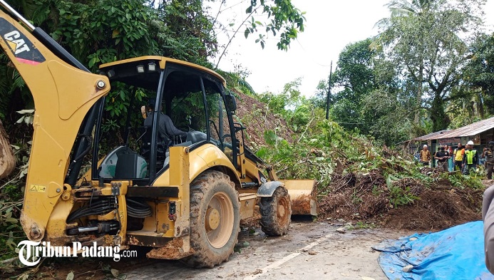 alat-berat-membersihkan-material-longsor-di-jalan-padang-painan-via-sungai-pisang.jpg