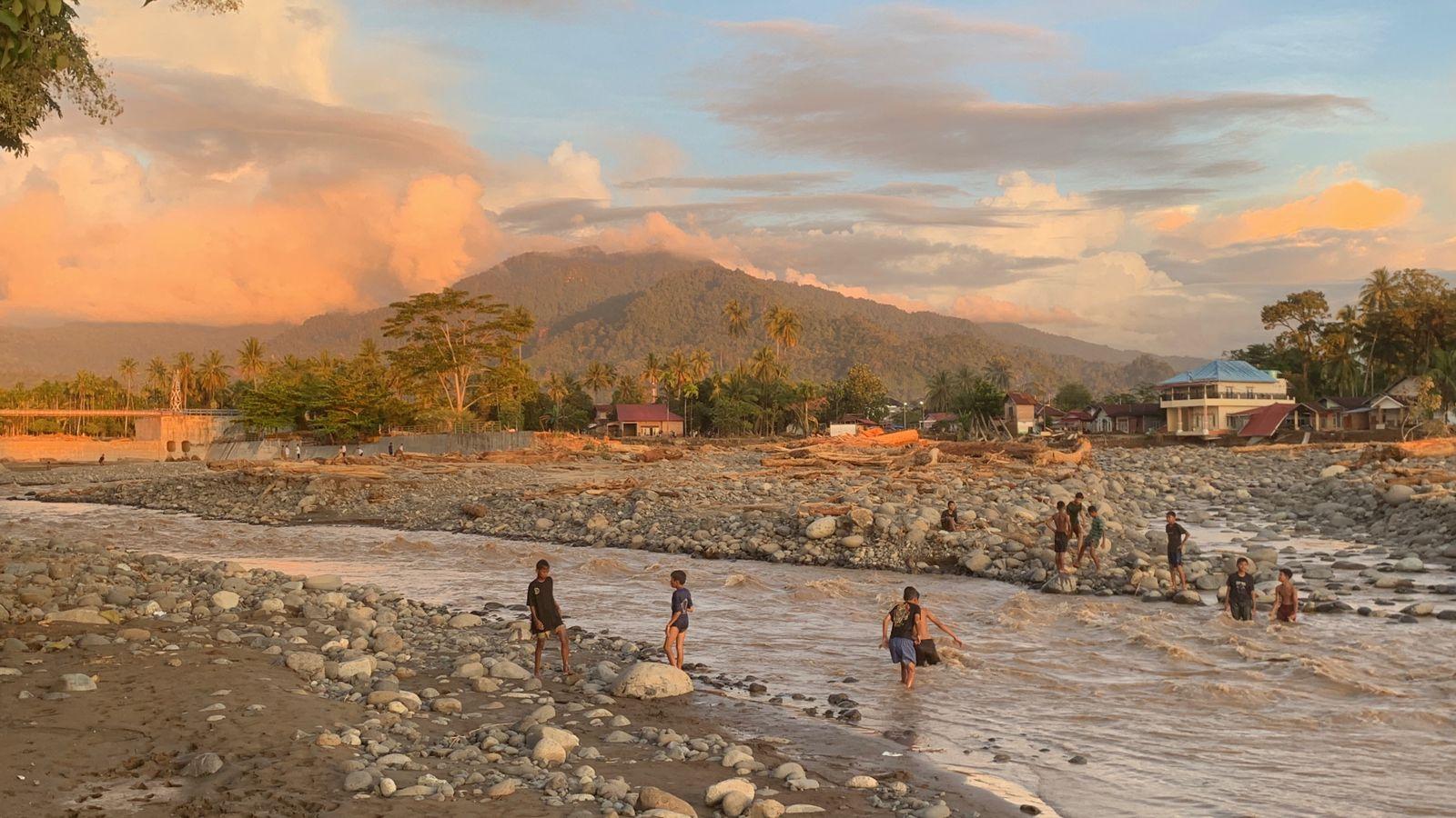 aliran-sungai-lubuk-minturun-tergerus-banjir-bandang-di-padang-1122025.jpg