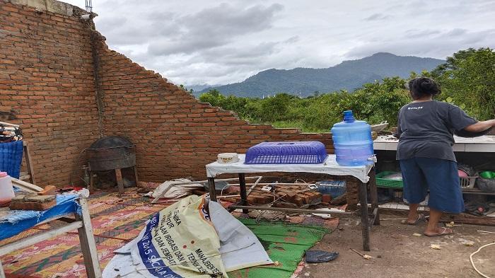 angin-puting-beliung-di-Padang-terbangkan-atap-rumah.jpg
