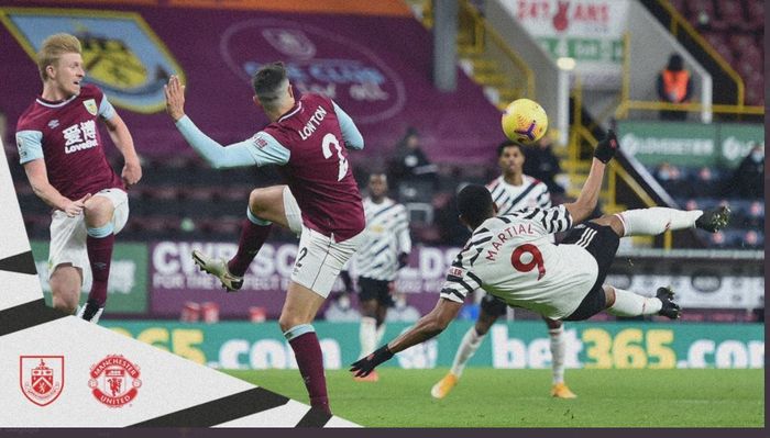 anthony-martial-melepas-tembakan-salto-dalam-duel-burnley-vs-manchester-united.jpg