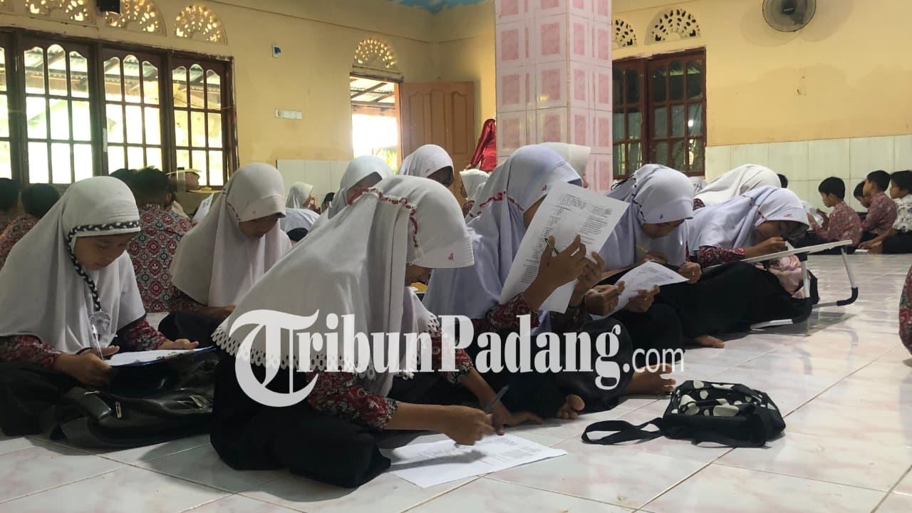 ara-siswa-SDN-05-Batang-Anai-mengerjakan-ujian-semester-di-padang-pariaman-11122025.jpg