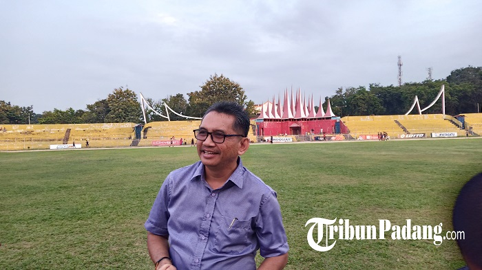 askot-pssi-padang-mastilizal-aye-saat-berada-di-stadion-hor-h-agus-salim-padang.jpg